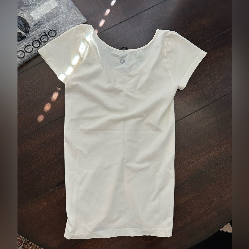 NEW 🩵 avocado Seamless Performance Tee in Ivory - Picture 2 of 5